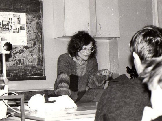 Prof. Ewa Bartnik prowadzi warsztaty biochemiczne w Warszawie, 1991