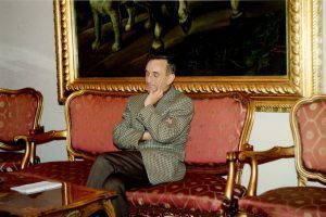 Prof. Henryk Samsonowicz we wnętrzach pałacu w Jadwisinie podczas obozu, 1993