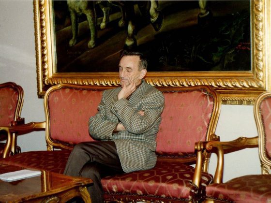 Prof. Henryk Samsonowicz we wnętrzach pałacu w Jadwisinie podczas obozu, 1993